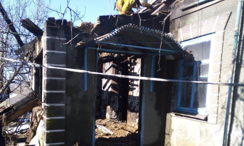 Под Запорожьем из горящего дома спасали четверых людей (ФОТО)