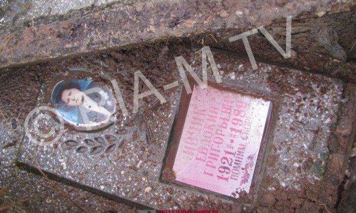 Вандалы изувечили и раскопали могилу женщины (ФОТО)