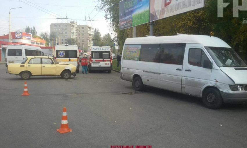 В Запорожье в ДТП попала маршрутка: Пострадали пассажиры (ФОТО)