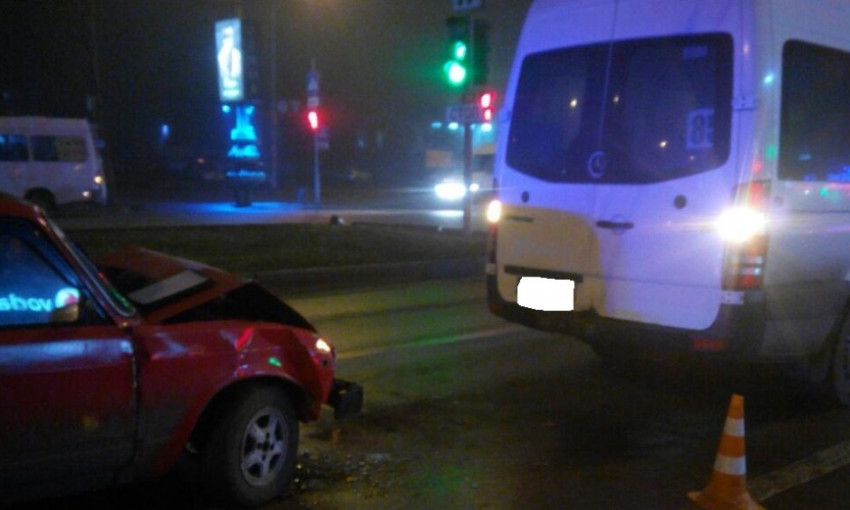 В Запорожье легковушка протаранила маршрутку с пассажирами (ФОТО)