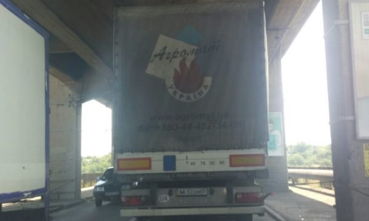В Запорожье полиция, несмотря на запрет, пропускает на мост грузовики (ФОТО)