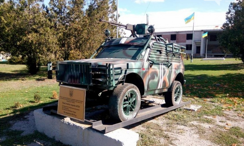 В Запорожской области в память о воинах АТО на трассе стоит боевой внедорожник