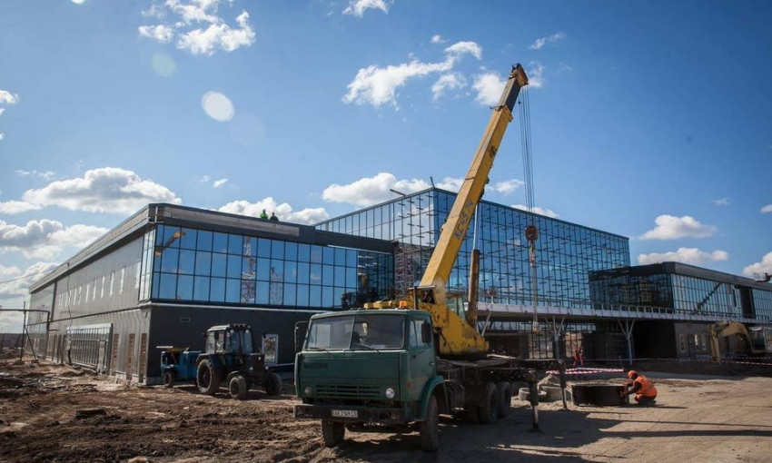 Владимир Зеленский поручил завершить строительные работы в запорожском аэропорту 
