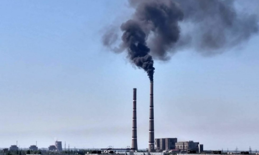 В запорожском городе энергетиков испугались черного дыма ТЭС (ФОТО)