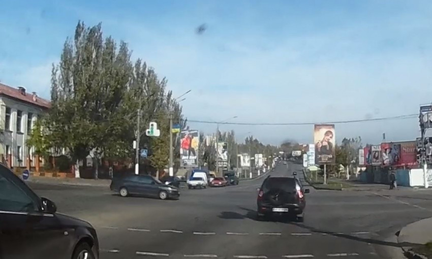 Подборка видео нарушений ПДД: проезд светофоров в Мелитополе на красный свет