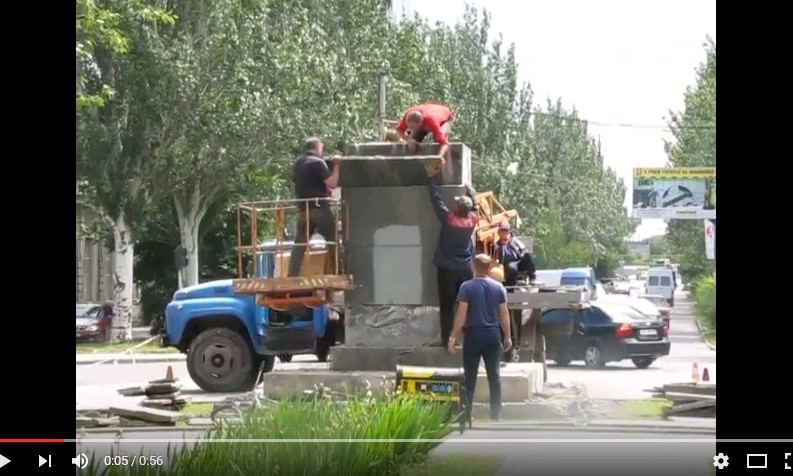 В Мелитополе убирают остатки Ленина