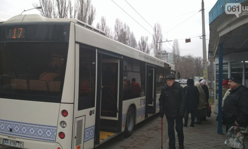 В Запорожье на час задержали выход на маршрут новых автобусов: Чиновники ждали журналистов TV5 (ФОТО)
