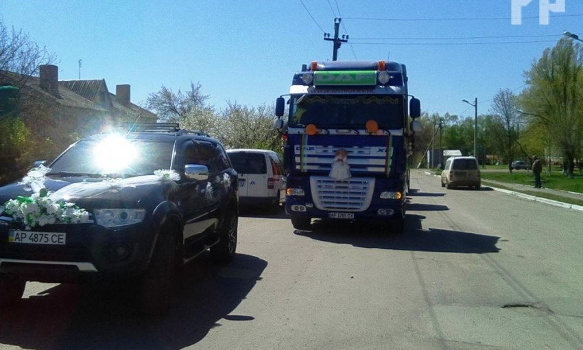  В Запорожской области заметили свадебный кортеж из грузовиков
