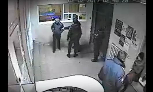 Видео: запорожскому полицейскому проломили голову