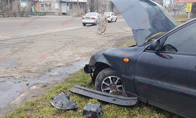 В Запорожской области автомобиль протаранил билборд (ФОТО)