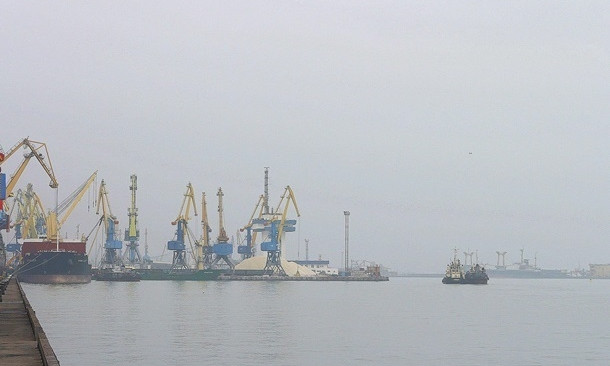 На популярном курорте в Азовское море разлились нефтепродукты