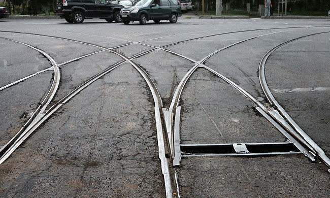 В Запорожье автомобиль сбил водителя трамвая, которая переводила стрелку