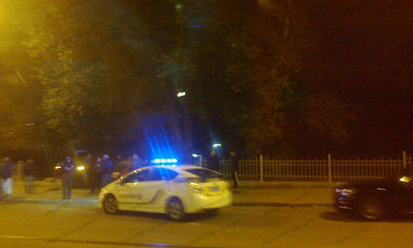 Возле запорожского автовокзала два автомобиля влетели в забор
