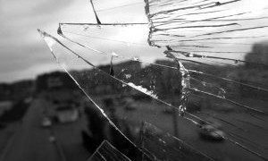 Разбитое стекло стало угрозой для жильцов одного из запорожских домов