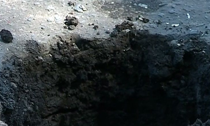 ЧП на Космосе: Молодой парень прыгнул в глубокую яму, заполненную дождевой водой (ВИДЕО)