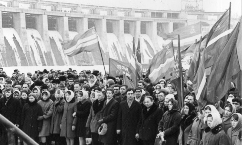 Как митинговали работники ДнепроГЭС: Фото советских времен