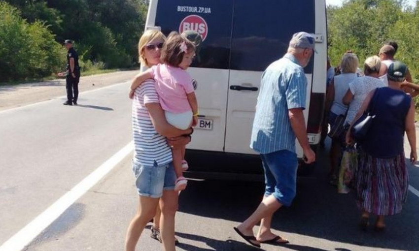 Под Запорожьем в аварию попал автобус "Бас-тура", полный пассажиров (ФОТО)