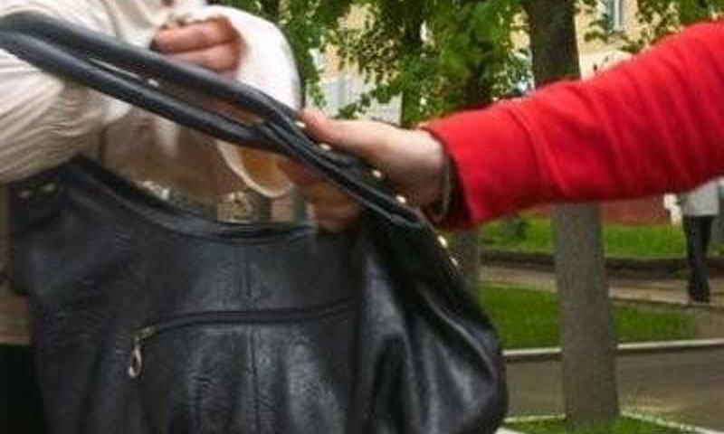 Житель Запорожья на улице избил пенсионерку и завладел ее сумкой