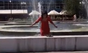Курьезы: Горожане устраивают заплывы в фонтанах (ВИДЕО)