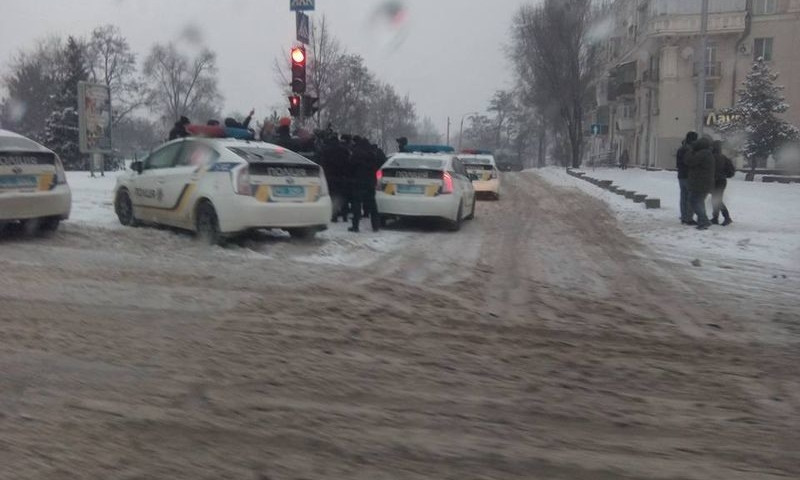 Местных жителей напугала акция Азова в центре Запорожья