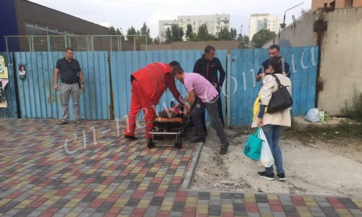 В Запорожской области на улице пытались привести в чувство девушку (ВИДЕО)