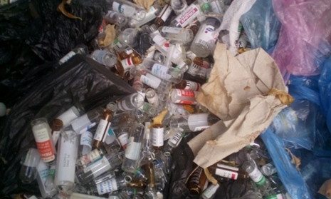 Запорожец наткнулся на свалку медицинских отходов: шприцов, упаковок с фамилиями и ампул (ФОТО)