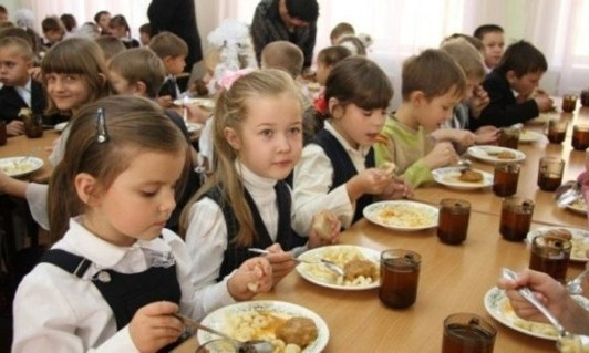 Экономия на детях: Запорожским школьникам отменили бесплатное питание 