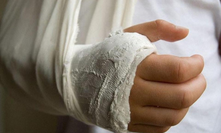 Под Запорожьем в школе ученица сломала обе руки (ВИДЕО)