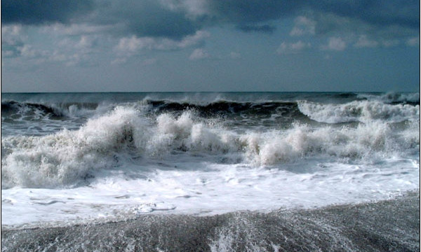 На запорожском курорте шторм: В ГСЧС сообщили о повышении уровня Азовского моря