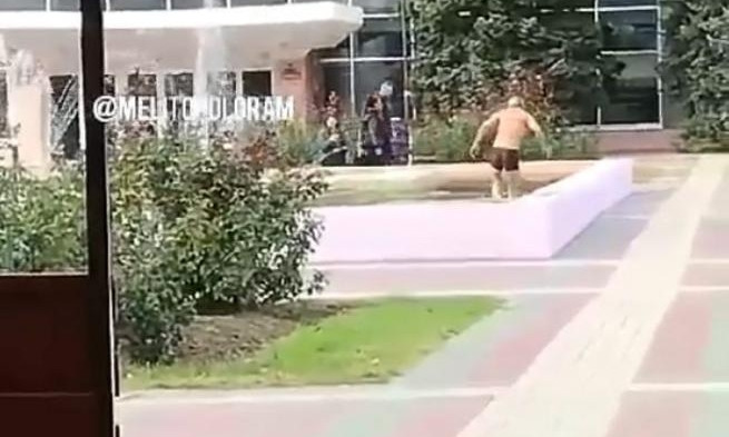 В Запорожской области мужчина искупался в фонтане (ВИДЕО)