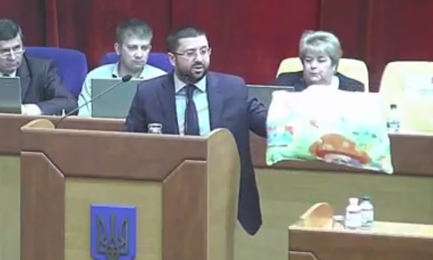 Депутат Запорожского облсовета взял подушку на сессию