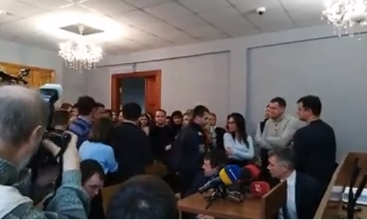 Братья Марченко вошли в зал суда под аплодисменты (ВИДЕО)