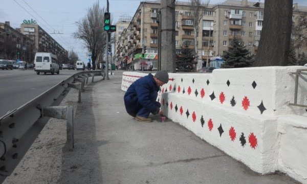 Фотофакт: В Запорожье активист разрисовывает дамбу