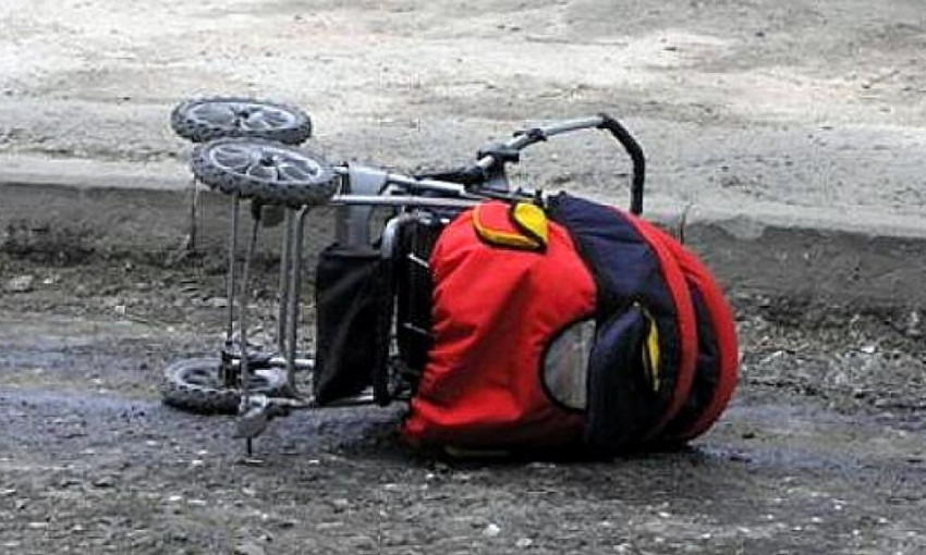 Шокирующее ДТП на Набережной: Под колеса попала коляска с 8-месячным ребенком