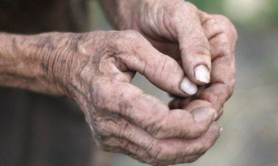 В одном из дворов нашли потерявшую сознание от голода старушку (ФОТО)