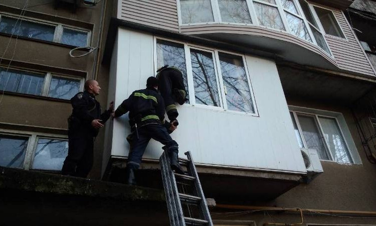 Спасателям пришлось проникать в квартиру через окно