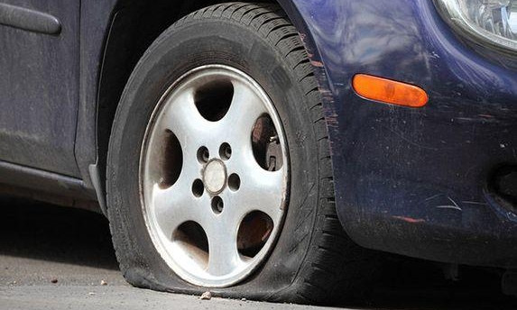 Внимание: В центре Запорожья портят шины на автомобилях (ВИДЕО)