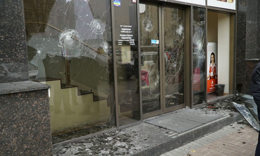 В торговом центре подросток разбил витрину магазина (ВИДЕО)