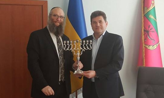 Запорожскому мэру подарили еврейский религиозный атрибут