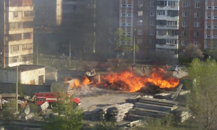 В Запорожье загорелся большой склад (ФОТО)