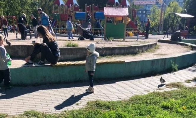 В Запорожье на детской площадке детям грозит опасность (ФОТО)