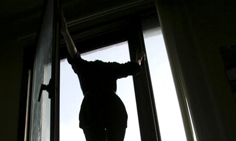 ЧП в Днепровском районе: Запорожанка пыталась выброситься из окна