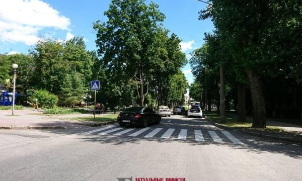 В центре Запорожья - ДТП: Автомобиль остался без колеса (ФОТО)