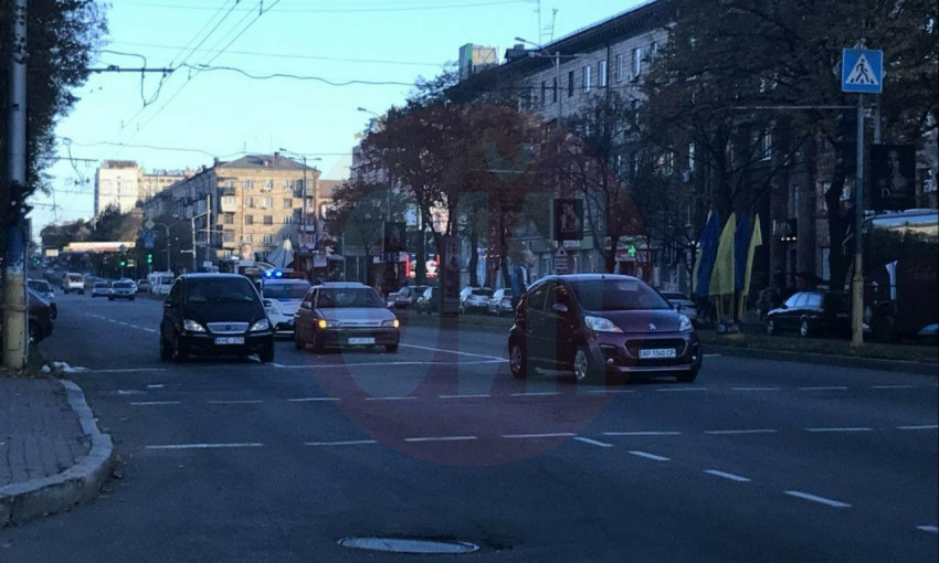 В центре Запорожья произошло ДТП: Легковушку от удара отбросило в сторону (ФОТО)