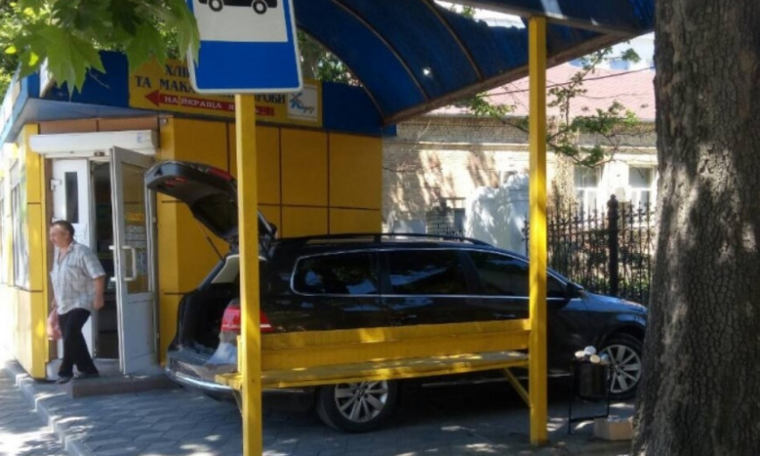 Автохам поразил парковкой на остановочном комплексе (ФОТО)