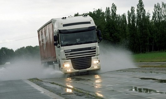 В Запорожской области грузовик едва не лишился груза (ВИДЕО)