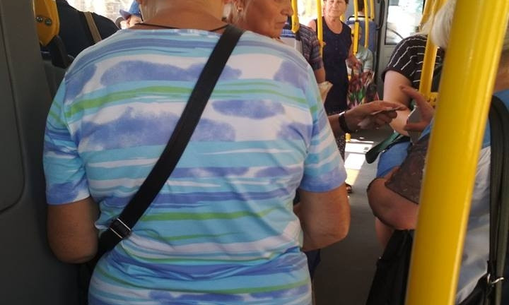 Скандал в запорожском троллейбусе: Кондуктор на троих выдала 1 билет (ФОТО)