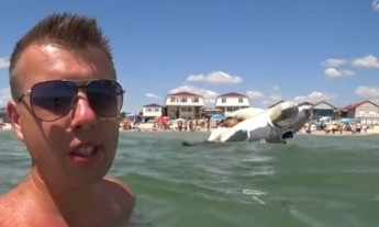 На запорожском курорте мальчик едва не утонул, пока папа-блогер записывал видео (ВИДЕО)