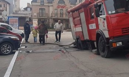 В самом центре города чуть не провалилась под землю пожарная машина (ФОТО)