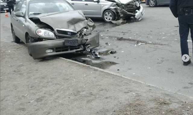 В сети появилось видео аварии в Запорожье, в которой автомобилист пробил головой стекло